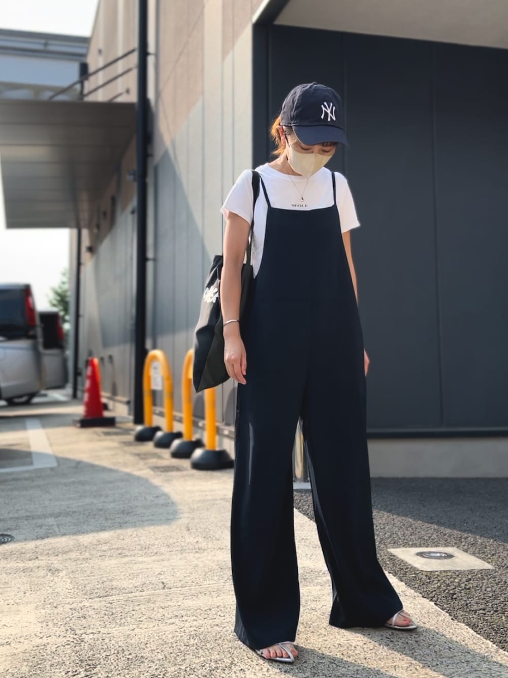 「低身長コーデ、大人カジュアル、サロペット、キャミサロペット、NEWERA、キャップ、ネイビー×ホワイト、このスタイルがお気に入り、Tストラップサンダル、ポインテッドトゥ、サンダル、トートバッグ」｜「evernavyのとろみ素材スクエアネックサロペット（サロペット/オーバーオール、ブルー系）」を使った、おまゆさん（レディース・154cm）の夏コーディネートの1枚目の写真
