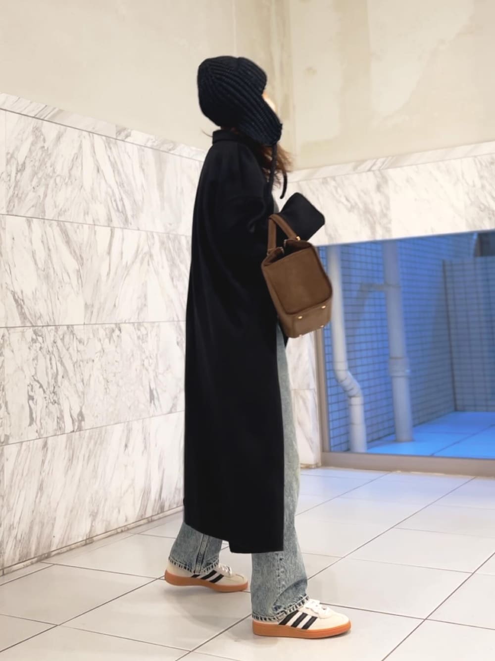 「ニット帽、オトナカジュアル、ロングコート、ボストンバッグ、ch!iiibag、adidas、adidas spezial」｜「LAULENのrib knit flight cap（ニットキャップ/ビーニー、グレー系）」を使った、おまゆさん（レディース・154cm）の冬コーディネートの1枚目の写真