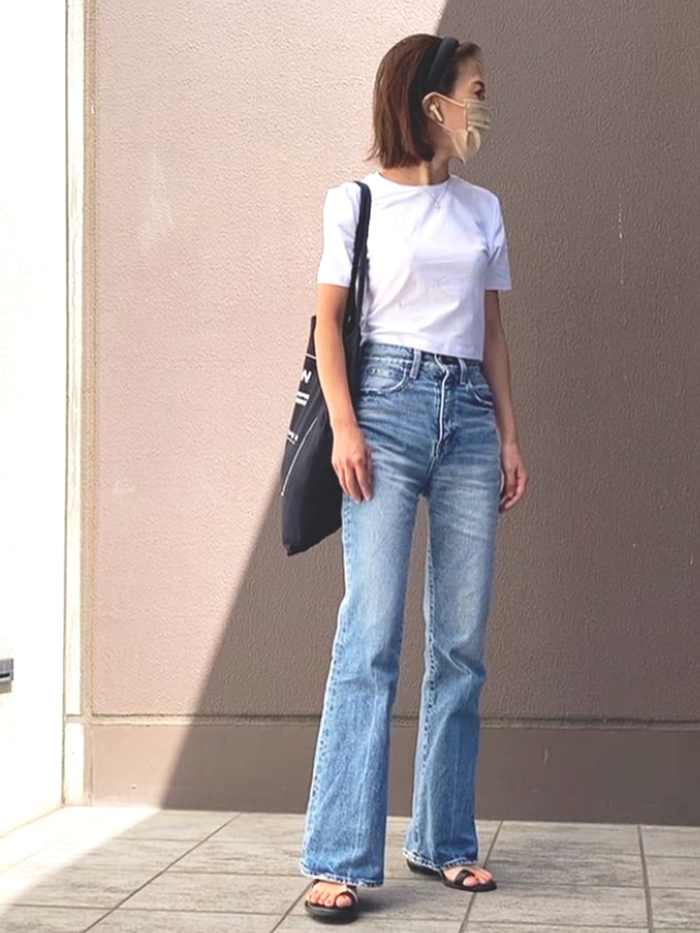 「大人カジュアル、シンプルコーデ、フレアデニム、白Tシャツ、クロップドトップス、カチューシャ、トングサンダル、トートバッグ、ZARA、低身長」｜「ZARAのアイテム（Tシャツ/カットソー、ホワイト系）」を使った、おまゆさん（レディース・154cm）の夏コーディネートの1枚目の写真