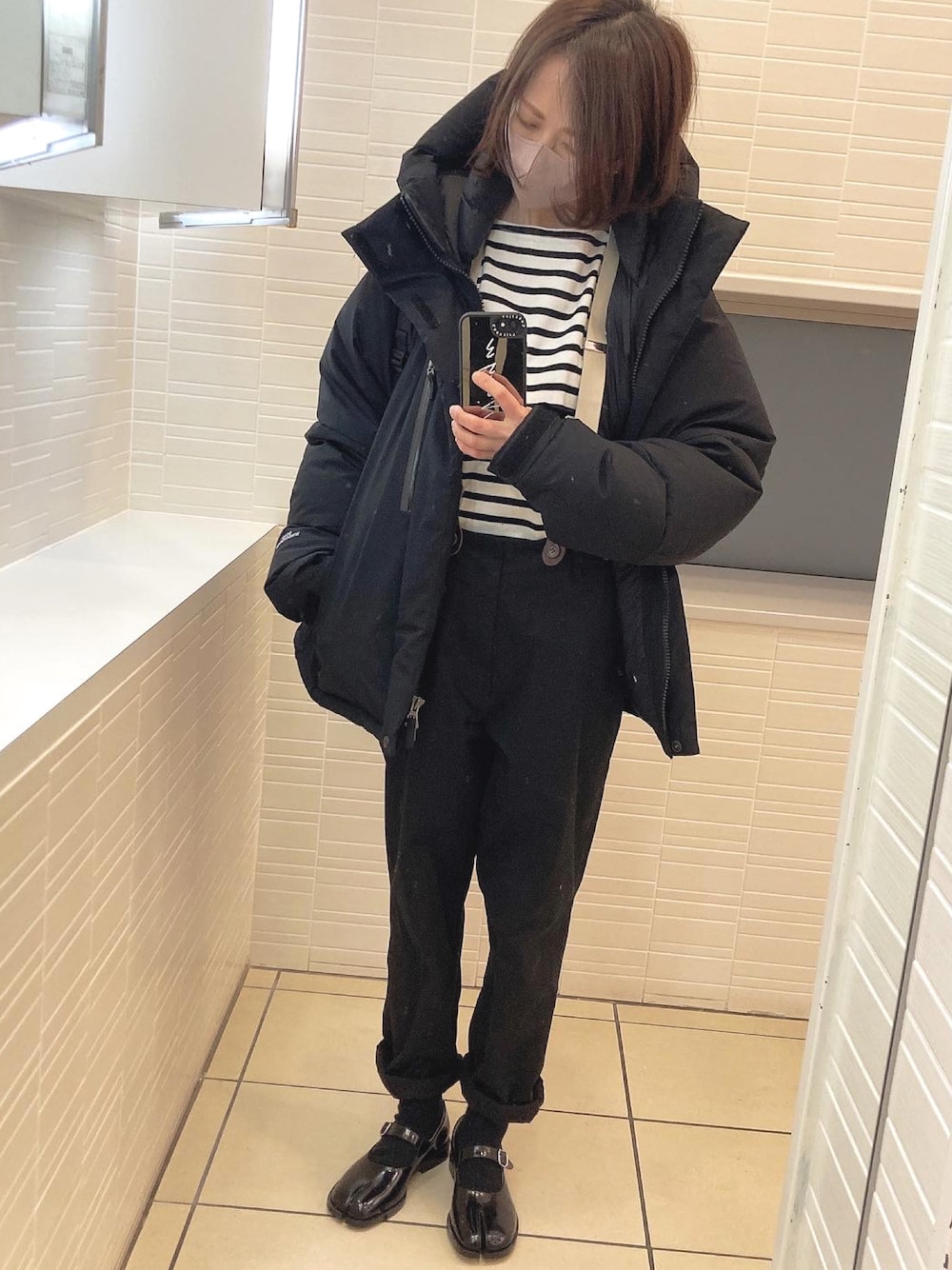 「オトナ女子、サスペンダーパンツ、サスペンダー、足袋、ボーダー、ボーダートップス、バルトロライトジャケット、低身長コーデ、ロールアップ、ストラップシューズ」｜「THE NORTH FACEのザ・ノース・フェイス メンズハイロフトダウンパーカー / バルトロライトジャケット（ダウンジャケット/コート、ブラック系）」を使った、おまゆさん（レディース・154cm）の冬コーディネートの1枚目の写真