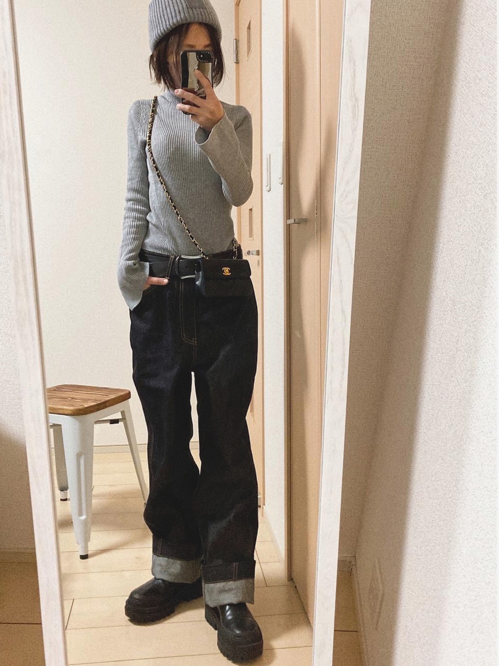 「低身長女子、リブニット、ストレートデニム、ニット帽、ミニバッグ、vintage CHANEL、UNIQLO、ウエストイン」｜「ok.soon+のインディゴデニム  OK21WPT01（デニムパンツ、ブルー系）」を使った、おまゆさん（レディース・154cm）の冬コーディネートの1枚目の写真