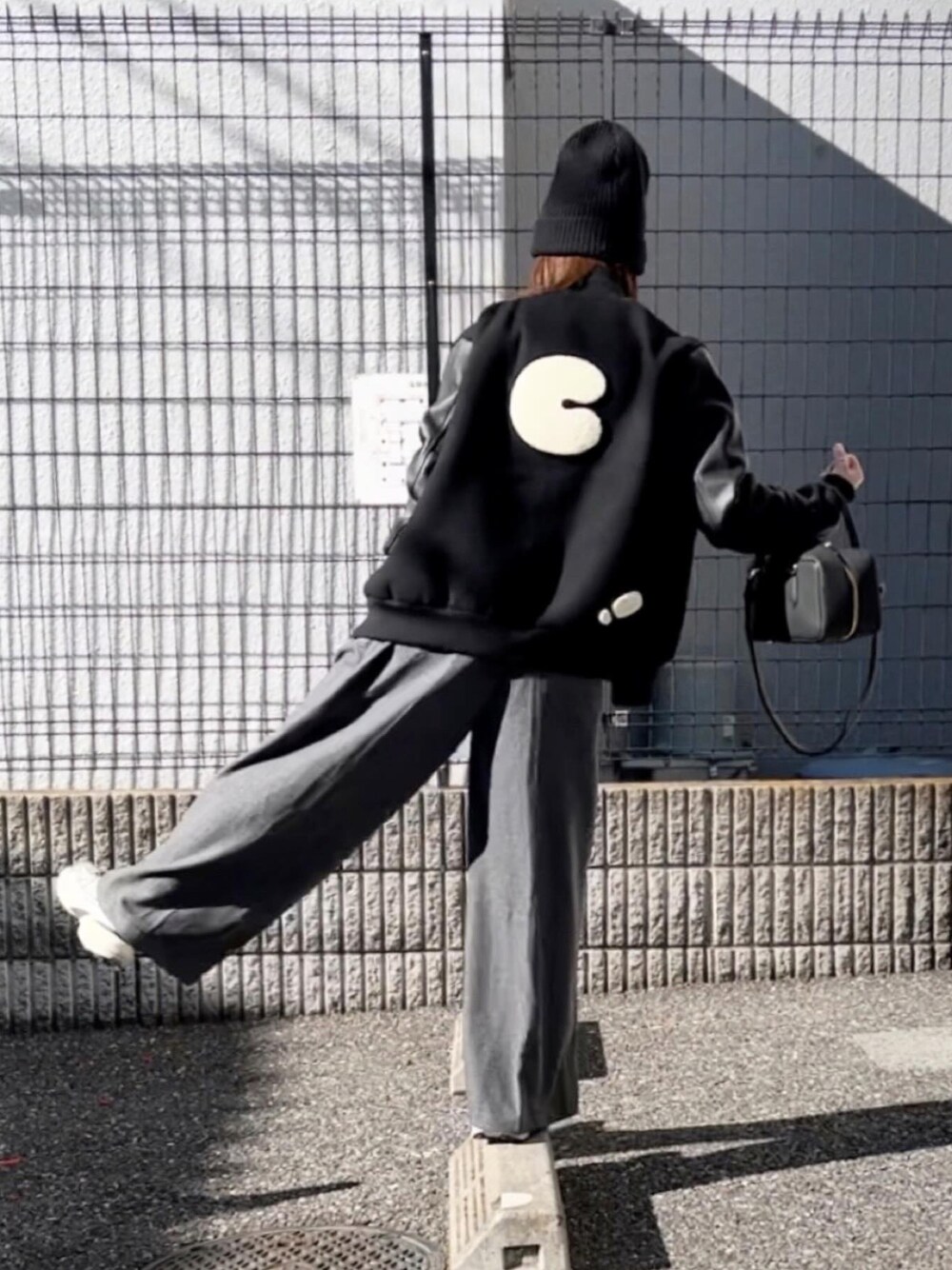 「スタジャン、ニット帽、スラックス、ワイドスラックス、ワイドパンツ、モノトーン、モノトーンコーデ、グレーパンツ」｜「CELINEのアイテム（ニットキャップ/ビーニー、ブラック系）」を使った、おまゆさん（レディース・154cm）の冬コーディネートの1枚目の写真