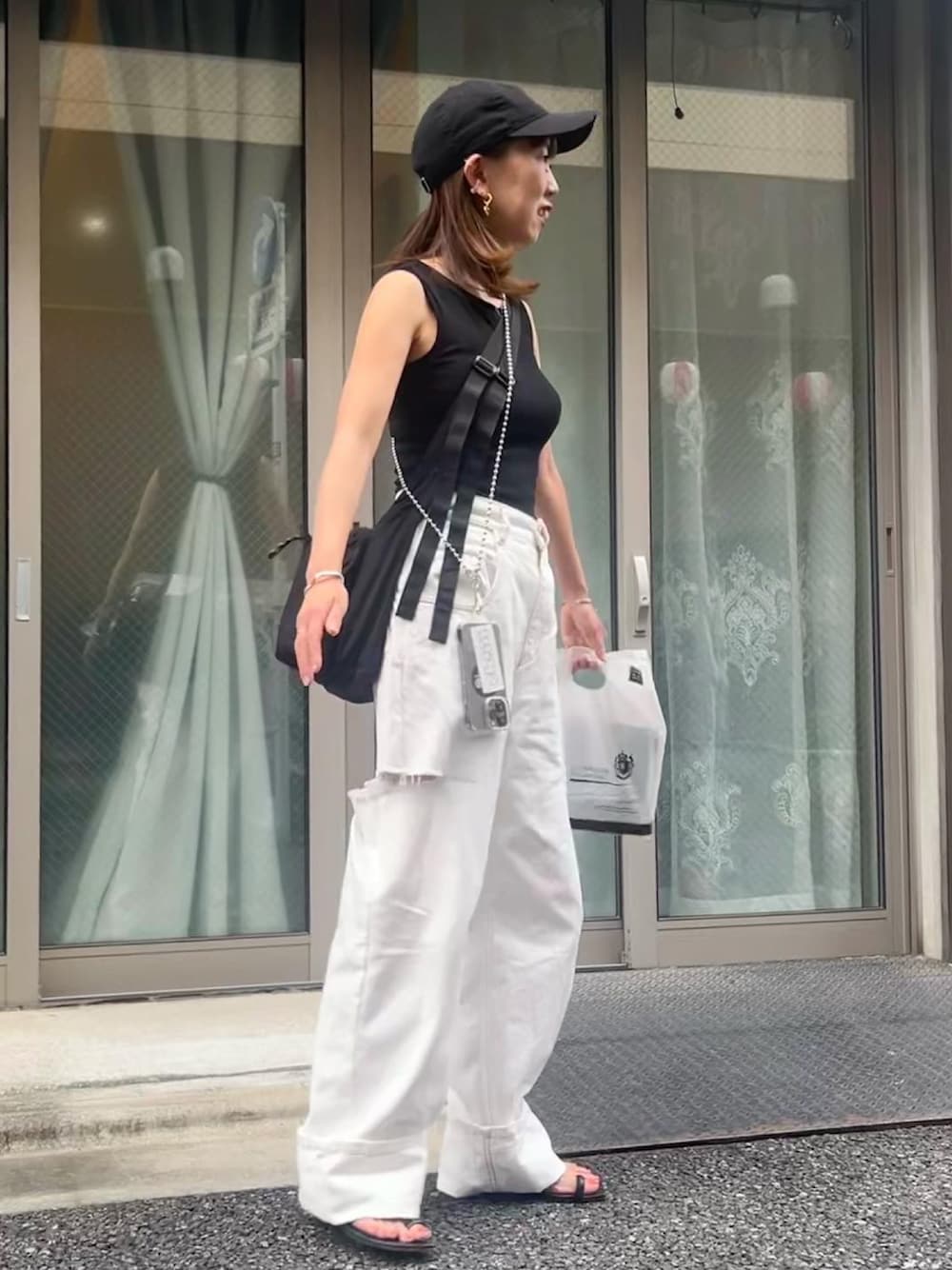 「シンプルコーデ、モノトーン、モノトーンコーデ、白パンツ、トングサンダル、キャップ、ショルダーバッグ、オトナカジュアル、スマホショルダー、ロールアップ」｜「NEW ERAのニューエラ 9TWENTY キャップ ストラップバック ウォッシュドコットン MLB NEW ERA（キャップ、ブラック系）」を使った、おまゆさん（レディース・154cm）の夏コーディネートの1枚目の写真