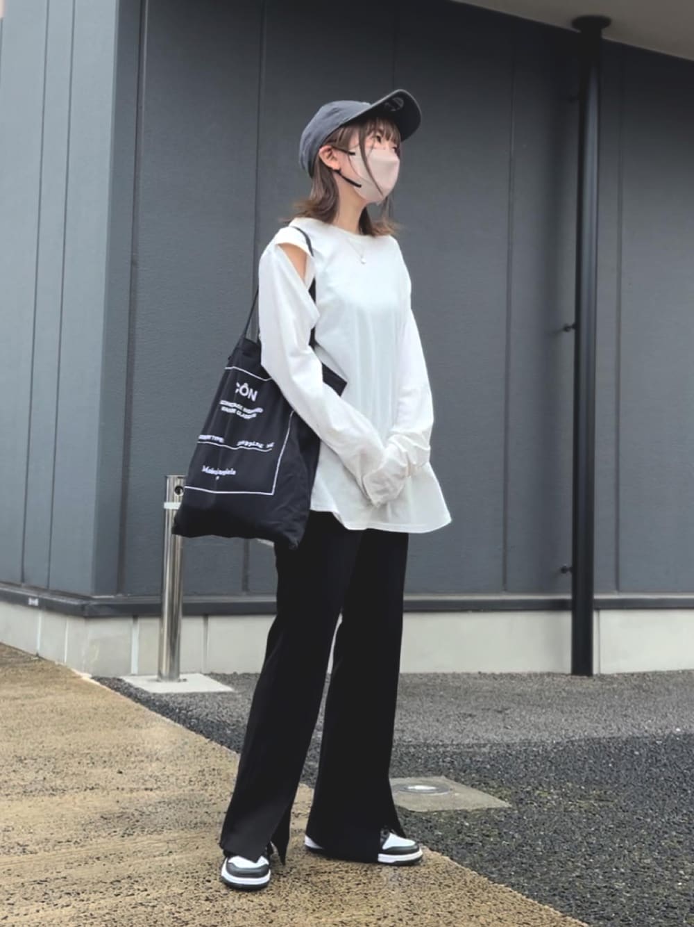 「シンプルコーデ、オトナカジュアル、モノトーン、スニーカー、パンダダンク、NIKE、トートバッグ、ロンT、キャップ、nike dunk、低身長」｜「CLANEの2WAY ASYMMETRY TOPS（その他トップス、ホワイト系）」を使った、おまゆさん（レディース・154cm）の春コーディネートの1枚目の写真