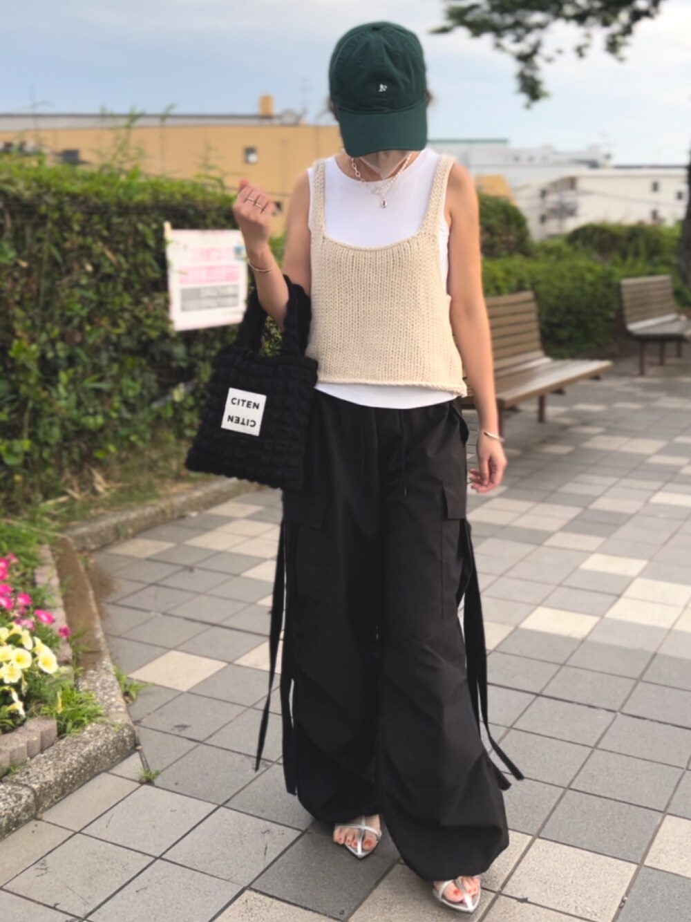 「カーゴパンツ、レイヤードスタイル、ビスチェ、ニットビスチェ、キャップ、キャップコーデ、サンダル、ミニバッグ、ミニトート、低身長コーデ、モノトーン、Tストラップサンダル、差し色、このスタイルがお気に入り」｜「NEW ERAのニューエラ キャップ 9TWENTY MICRO LOGO MLB ニューヨークヤンキース ウォッシュ加工 NEW ERA（キャップ、グリーン系）」を使った、おまゆさん（レディース・154cm）の夏コーディネートの1枚目の写真