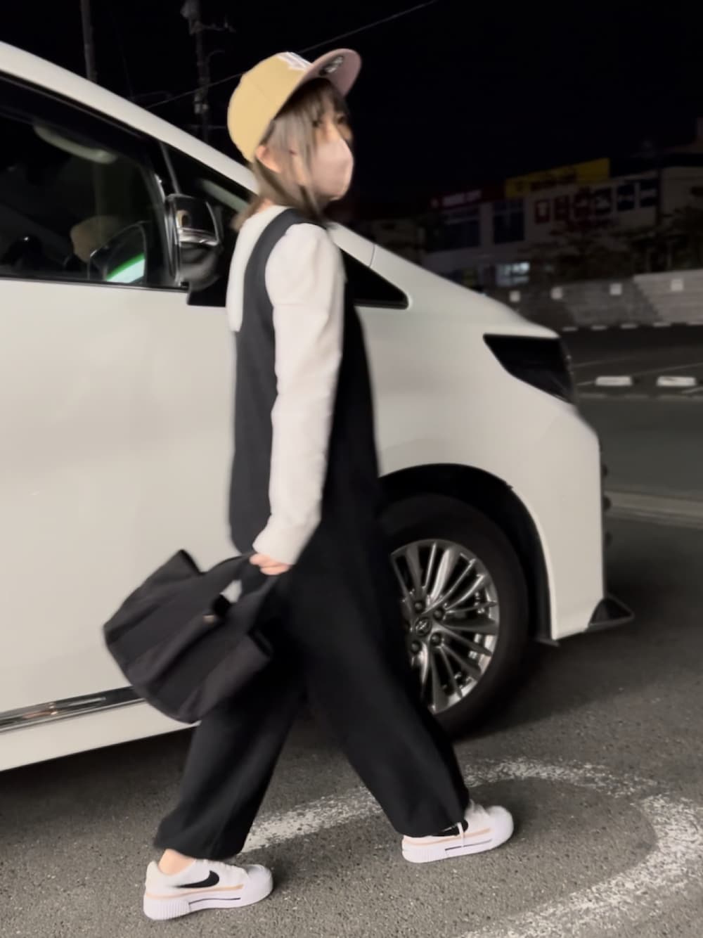 「オールインワン、つなぎ、カジュアルコーデ、キャップ、NIKE、低身長コーデ、ロンT、キャップコーデ」｜「TODAYFULのコットンリネンラフコンビネゾン（つなぎ/オールインワン、ブラック系）」を使った、おまゆさん（レディース・154cm）の春コーディネートの1枚目の写真