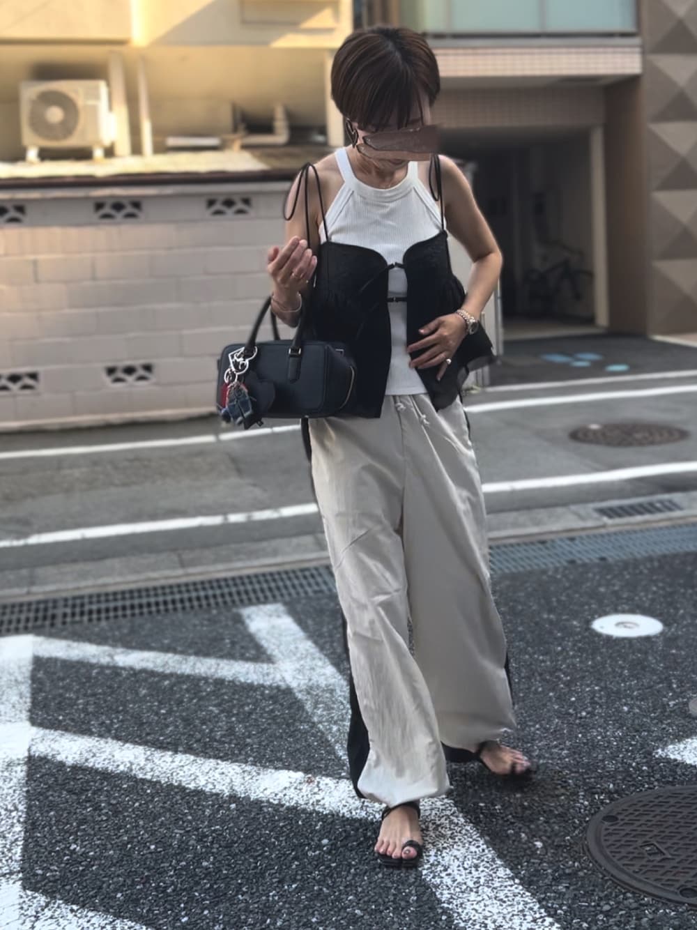 「モノトーンコーデ、レイヤードスタイル、タンクトップ、ラインパンツ、シャカパン、サンダル、トングサンダル、ビスチェ」｜「MAISON SPECIALのFloating Jacquard Camisole Tops/フクレジャガードキャミトップ【MAISON SPECIAL/メゾンスペシャル】■セットアップ対応■（シャツ/ブラウス、ブラック系）」を使った、おまゆさん（レディース・154cm）の夏コーディネートの1枚目の写真