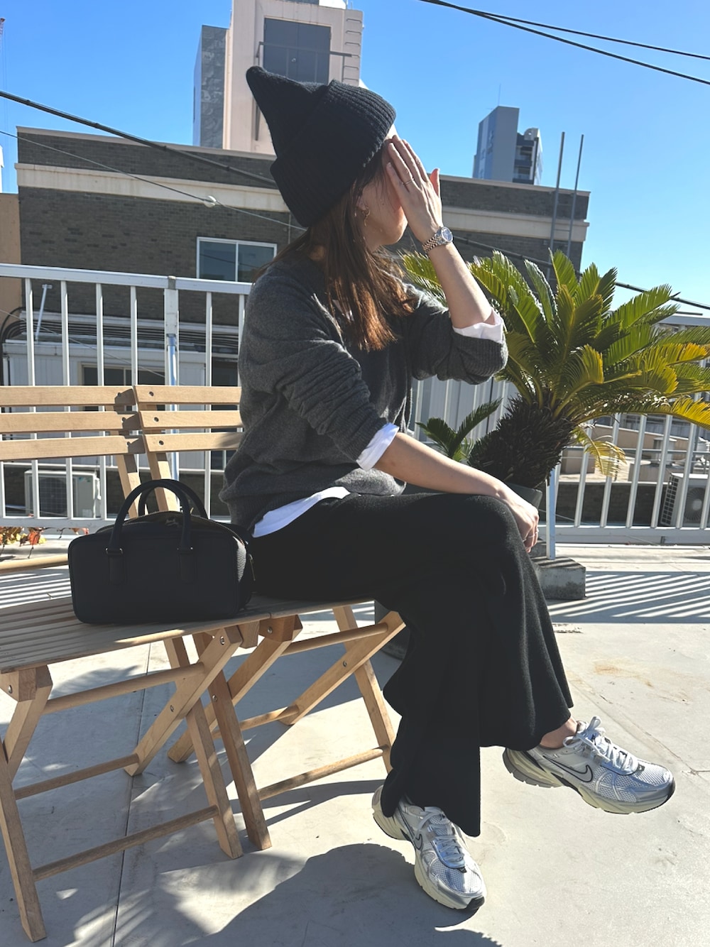 「モノトーン、モノトーンコーデ、シンプル、シンプルスタイル、ニット帽、NIKE、v2krun、ニットパンツ」｜「Acne Studiosのアイテム（ニットキャップ/ビーニー、ブラック系）」を使った、おまゆさん（レディース・154cm）の冬コーディネートの1枚目の写真