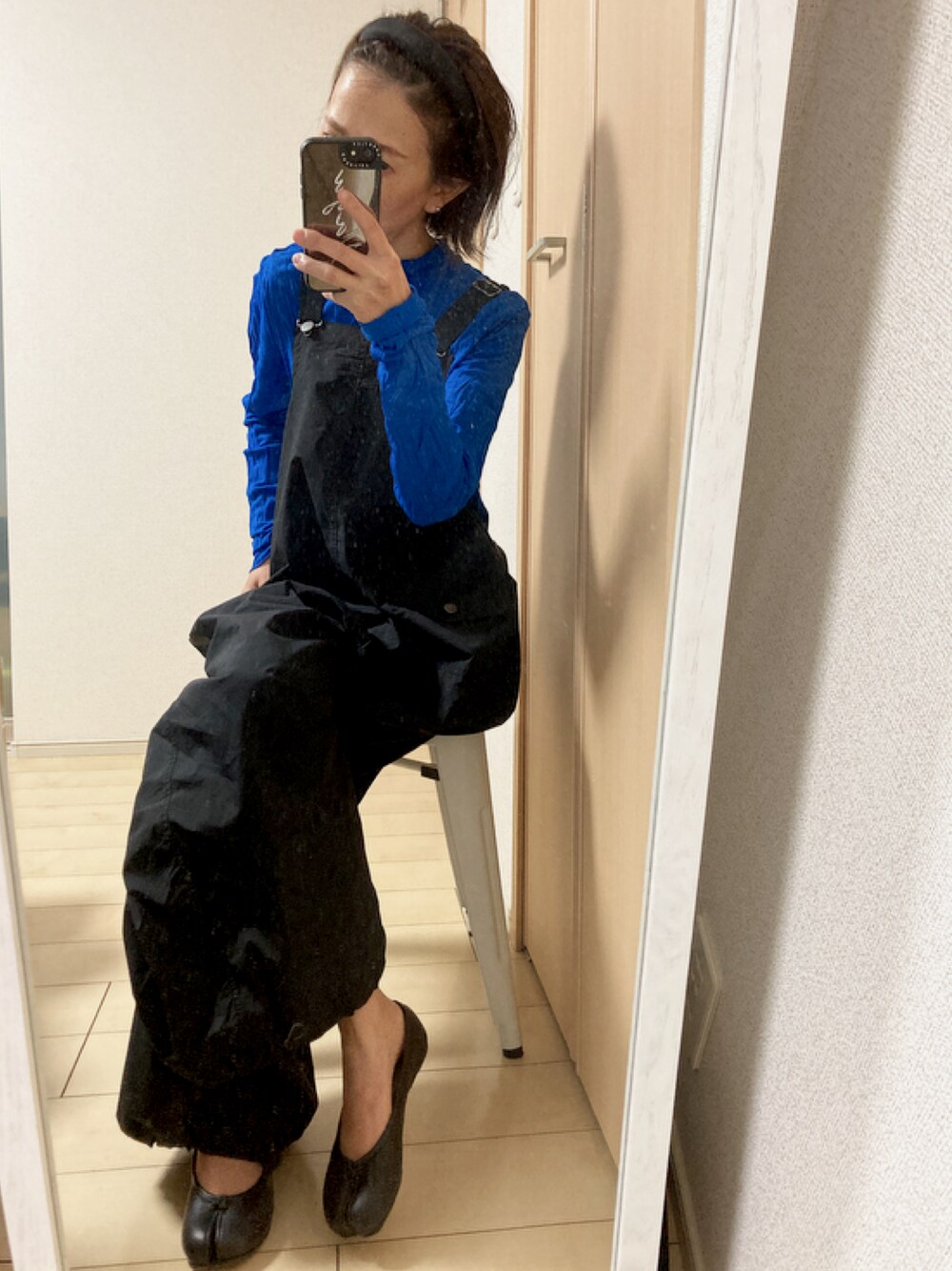 「大人カジュアル、ブルー、サロペット、カチューシャ、足袋バレエ、春コーデ、低身長コーデ、バレエシューズ、ブルー×ブラック、カラーパレット、カラーコーデ」｜「Auntie Rosa Holidayのシアーインナータートル（Tシャツ/カットソー、ブルー系）」を使った、おまゆさん（レディース・154cm）の冬コーディネートの1枚目の写真