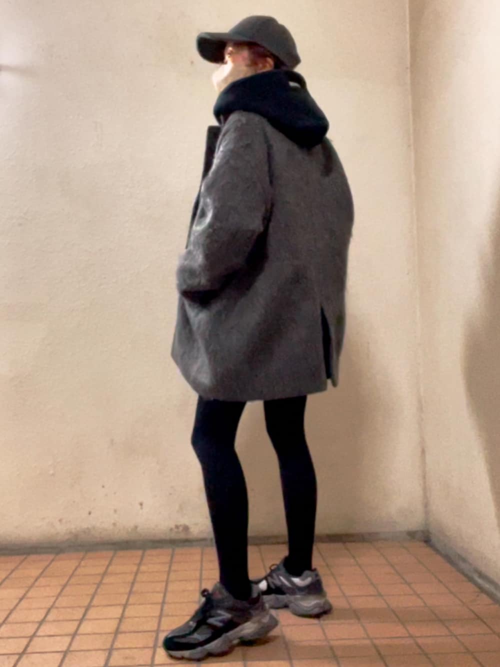 「カジュアル、カジュアルコーデ、シャギーコート、セットアップ、モノトーンコーデ、キャップ、パーカー、ミニスカート、New Balance」｜「ZARAのアイテム（キャップ、グレー系）」を使った、おまゆさん（レディース・154cm）の冬コーディネートの1枚目の写真