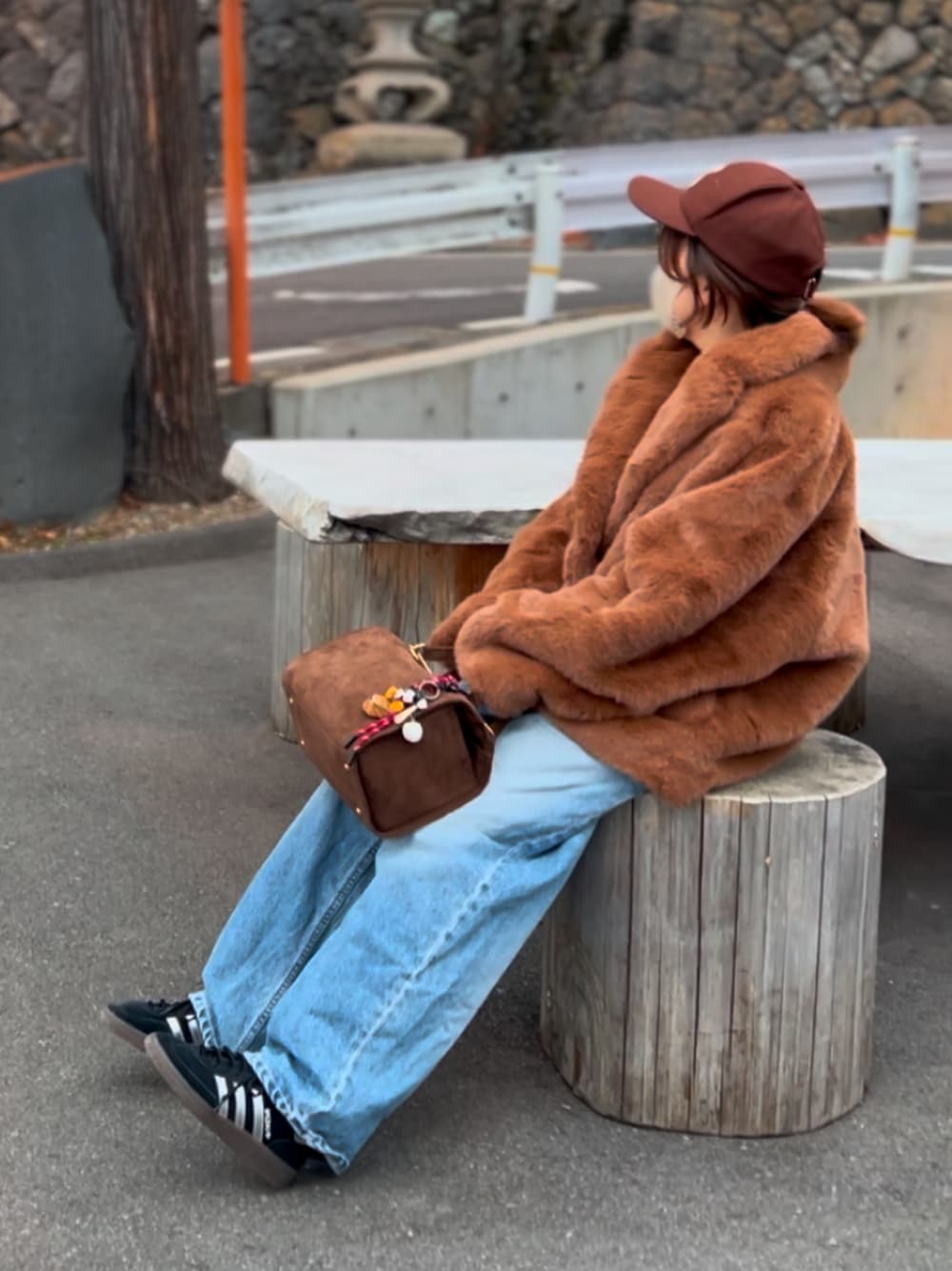 「ファーコート、ブラウン、ブラウンコーデ、キャップ、ボストンバッグ、SPEZIAL、adidas、adidas spezial、ジーンズ、ゆるコーデ、休日スタイル」｜「RIM.ARKのDolman fake fur coat（チェスターコート、ベージュ系）」を使った、おまゆさん（骨格ウェーブ・レディース・154cm）の冬コーディネートの1枚目の写真