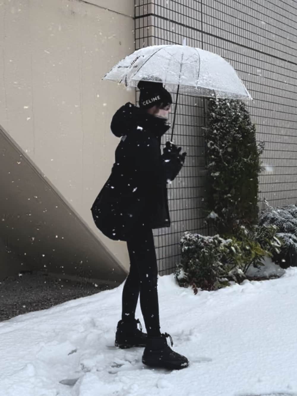 「ノースフェイス、THE NORTH FACE、バルトロライトジャケット、ヌプシブーティ、傘、雪、オールブラック、ワントーンコーデ、ショルダーバッグ、低身長女子、黒スキニー」｜「THE NORTH FACEのザ・ノース・フェイス メンズハイロフトダウンパーカー / バルトロライトジャケット（ダウンジャケット/コート、ブラック系）」を使った、おまゆさん（レディース・154cm）の冬コーディネートの1枚目の写真