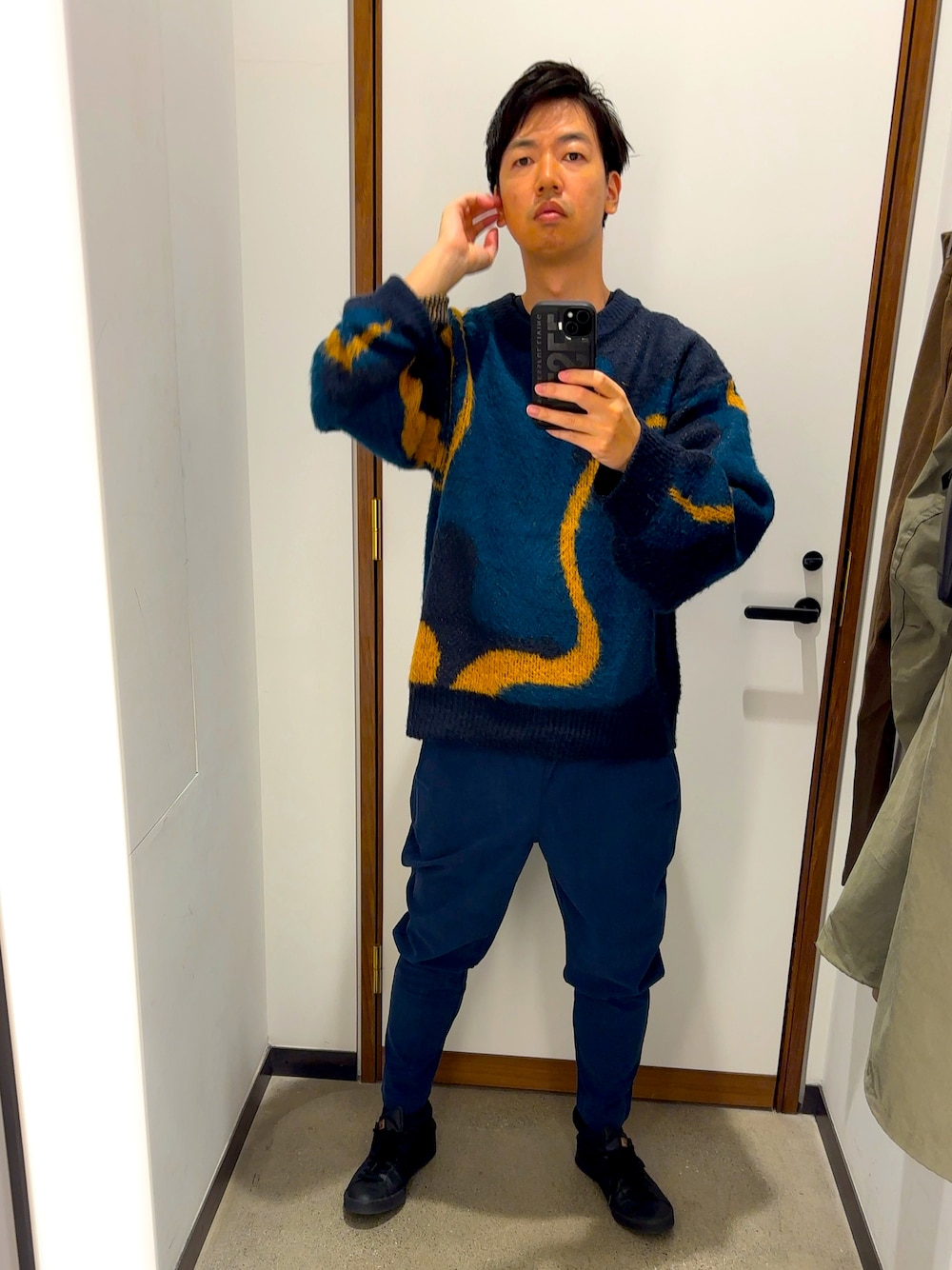 「DIESELのアイテム（スマホケース/カバー、ブラック系）」を使った、Ktaさん（メンズ・175cm）の秋コーディネートの1枚目の写真