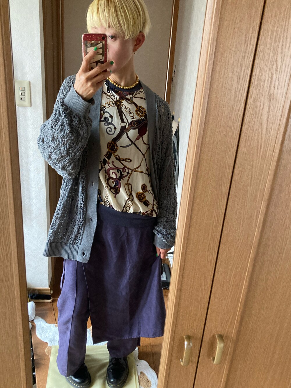 ベージュ系のTシャツ/カットソー、グレー系のカーディガン/ボレロ、パープル系のその他パンツを着用したレディースの春コーディネートの1枚目の写真