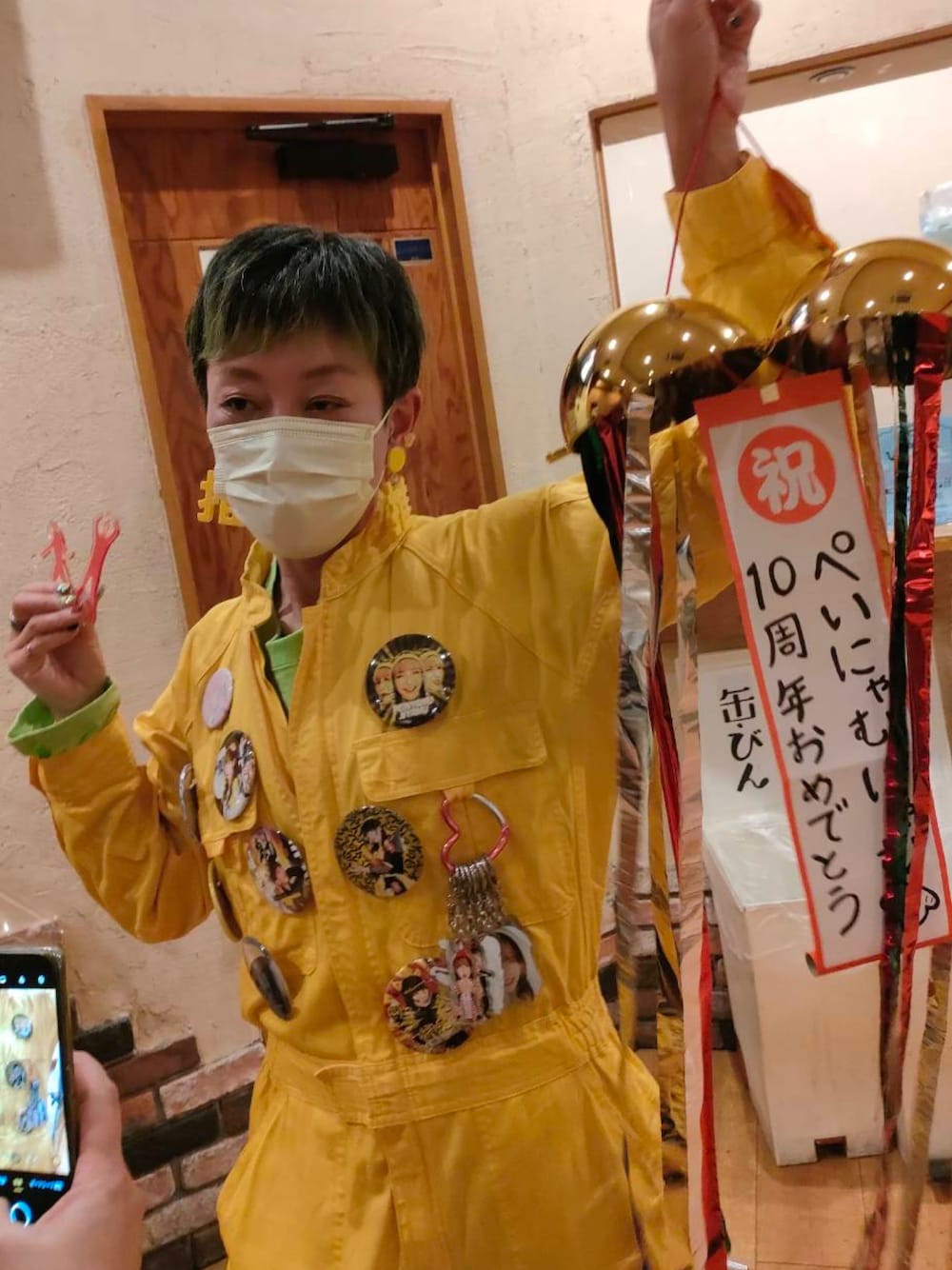 イエロー系のオールインワン・サロペット、イエロー系のピアス(両耳用)、その他のマニキュア/ジェルネイルを着用したレディースの冬コーディネートの1枚目の写真