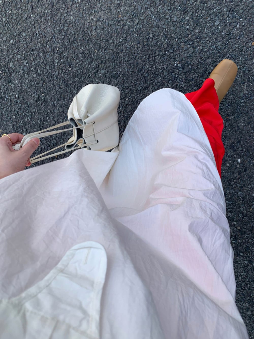 ホワイト系のシャツワンピース、レッド系のその他パンツ、ホワイト系のハンドバッグを着用したレディースの秋コーディネートの1枚目の写真