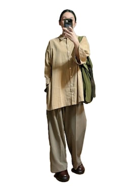 「ベージュシャツ」｜「アイテム（シューズ）」を使った、鈴木すうこさん（レディース・154cm）の秋コーディネート