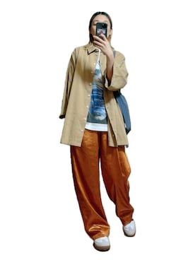 「サテンパンツ」｜「アイテム（スニーカー）」を使った、鈴木すうこさん（レディース・154cm）の春コーディネート