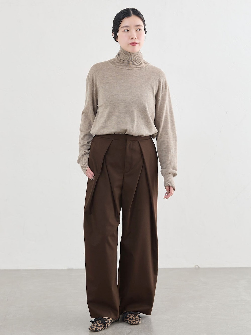ブラウン系のその他パンツ、ベージュ系のニット/セーター、イエロー系のその他シューズを着用したレディースの秋コーディネートの1枚目の写真