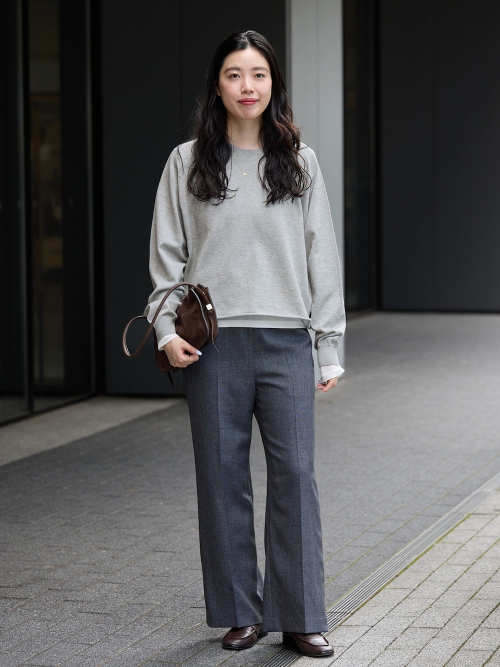 ブラック系のその他パンツ、グレー系のニット/セーター、ブラウン系のローファーを着用したレディースの秋コーディネートの1枚目の写真