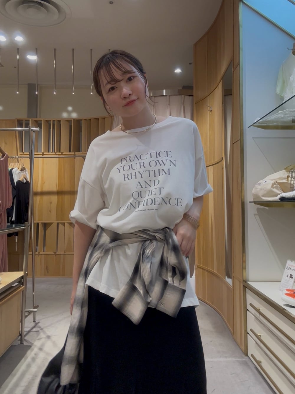 ホワイト系のTシャツ/カットソー、ブラック系のスカートを着用したレディースの夏コーディネートの1枚目の写真
