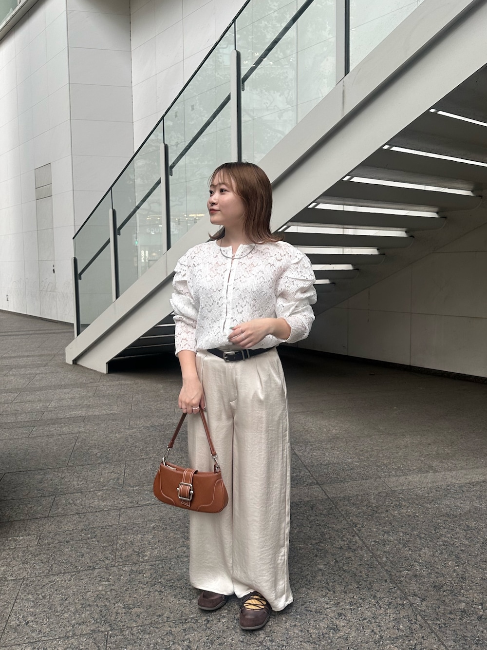 ホワイト系のTシャツ/カットソー、ホワイト系のその他パンツを着用したレディースの夏コーディネートの1枚目の写真