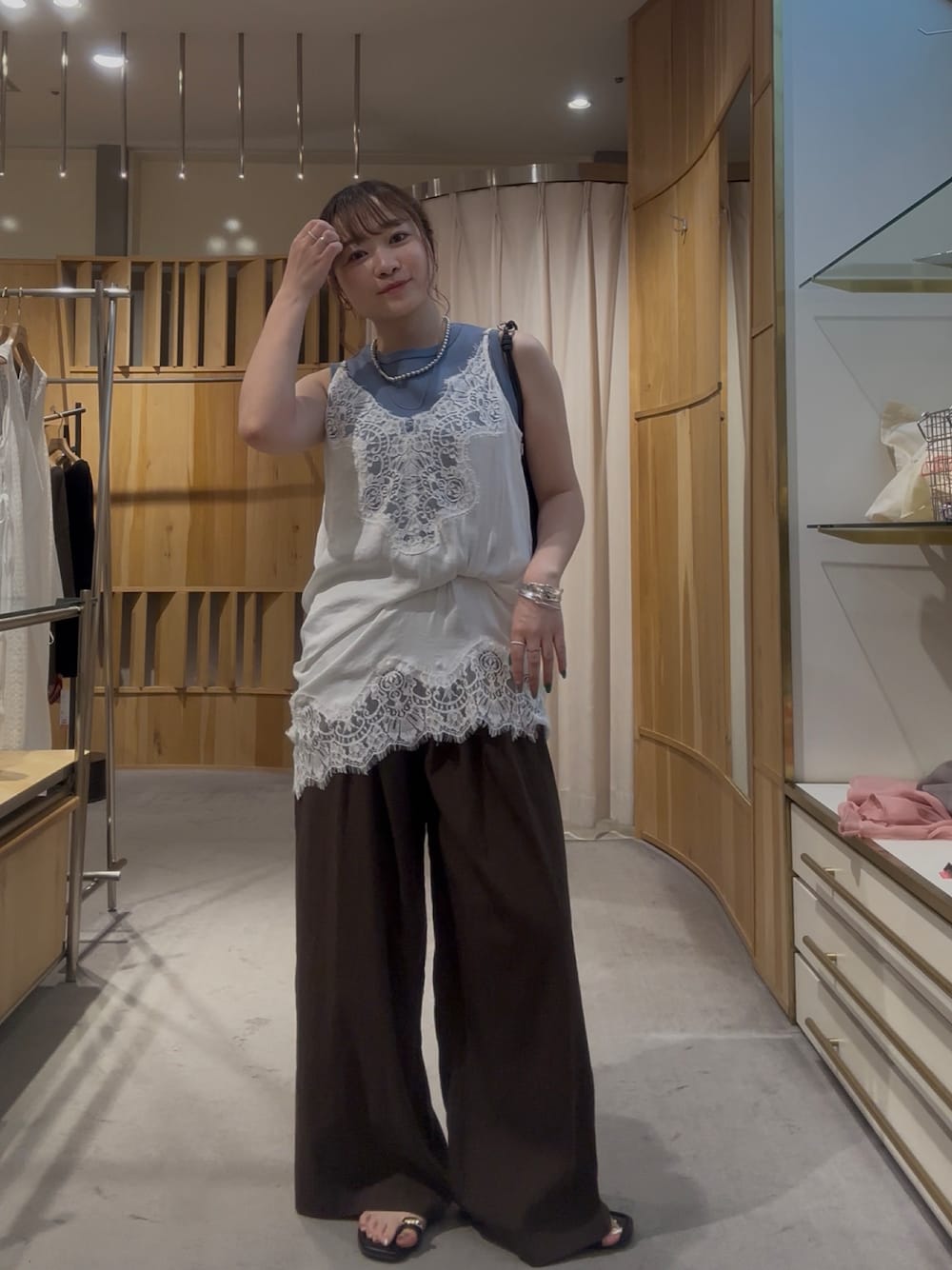 ブルー系のTシャツ/カットソー、ホワイト系のシャツ/ブラウス、ブラウン系のその他パンツを着用したレディースの夏コーディネートの1枚目の写真