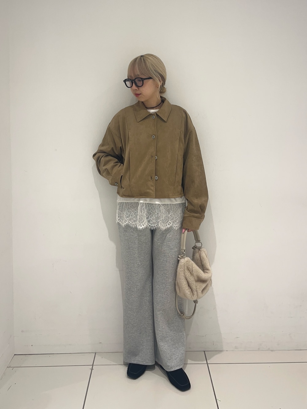 ベージュ系のその他アウター、ホワイト系のTシャツ/カットソー、グレー系のその他パンツを着用したレディースの秋コーディネートの1枚目の写真