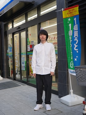 「コンビニエンスウェアのファミリーマートで買ったコンビニエンスウェア（シャツ/ブラウス、ホワイト系）」を使った、なまえさん（メンズ・165cm）の春コーディネート