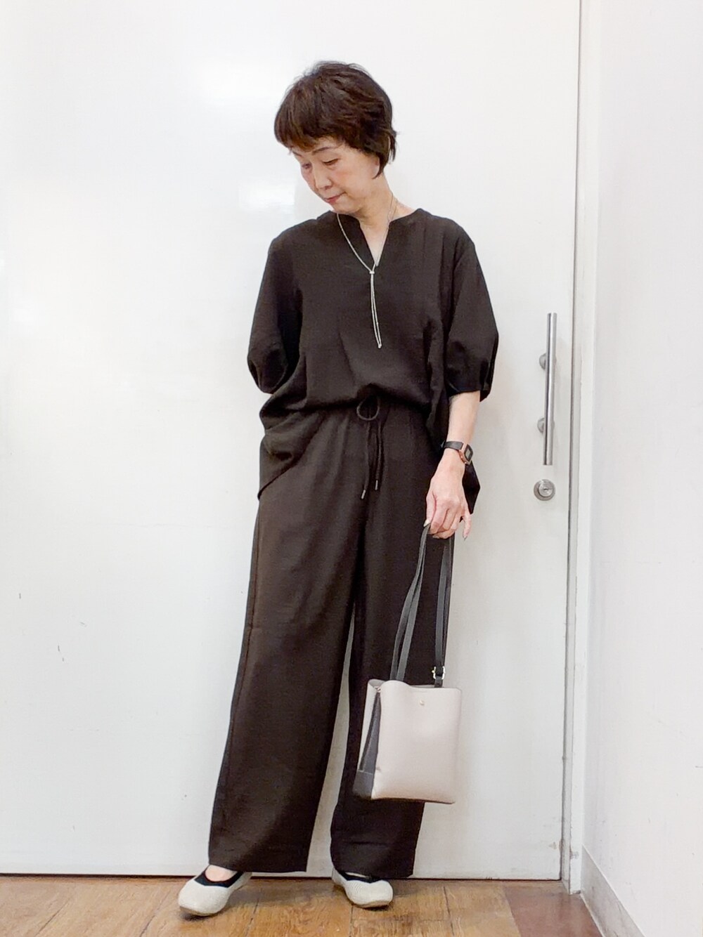 ブラウン系のシャツ/ブラウス、ブラウン系のその他パンツ、ゴールド系のパンプスを着用したレディースの春コーディネートの1枚目の写真