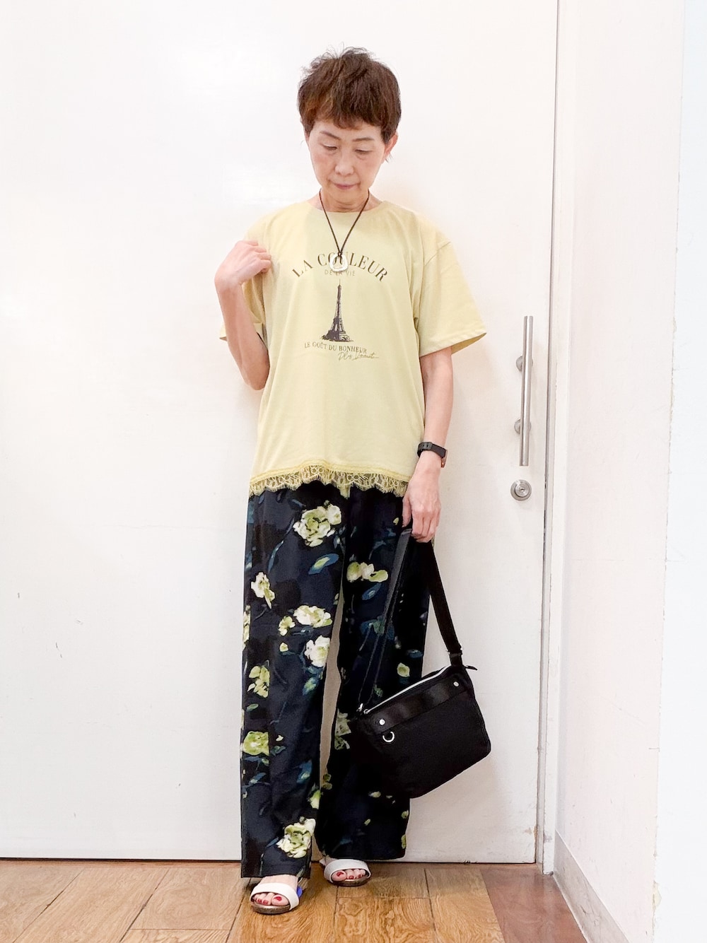 イエロー系のTシャツ/カットソー、ブルー系のその他パンツ、ホワイト系のサンダルを着用したレディースの夏コーディネートの1枚目の写真
