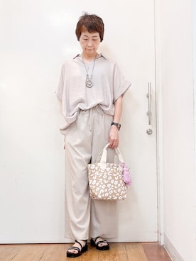 「SHOO・LA・RUE（シューラルー）の【ひんやり/S-LL/洗濯機可】インせず着られる 裾タック スキッパーシャツ（シャツ/ブラウス、ベージュ系）」を使った、みぃさん（レディース・159cm）の夏コーディネート