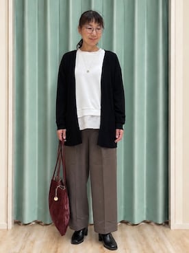 「SHOO・LA・RUE（シューラルー）の【体型カバー/洗濯機可/ポケット付き】ゆるシルエット もちもち ボタンレスカーディガン（カーディガン/ボレロ、ブラック系）」を使った、まつみさん（レディース・162cm）の秋コーディネート