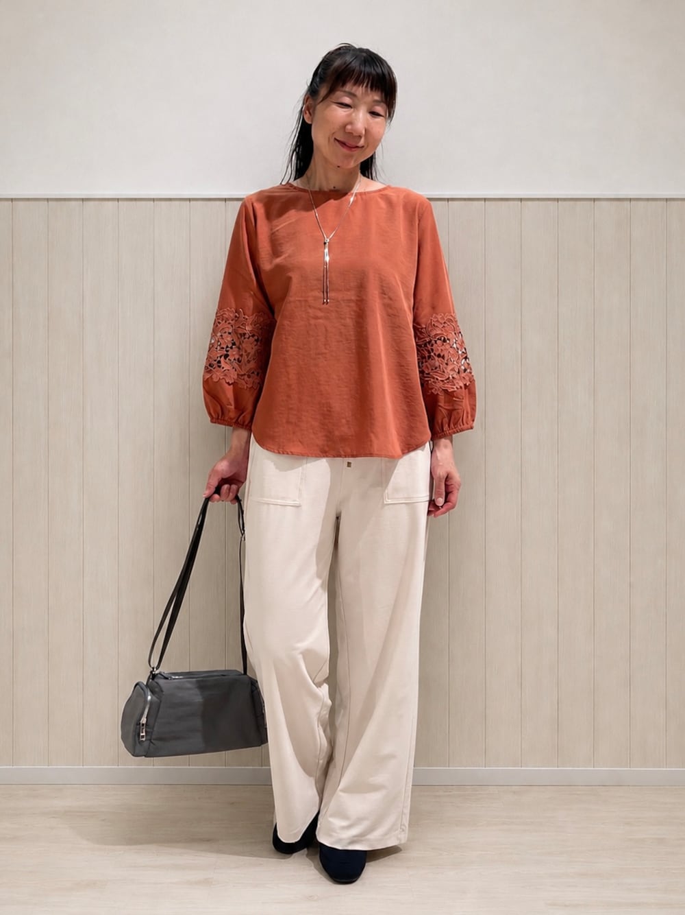 レッド系のシャツ/ブラウス、ホワイト系のその他パンツ、ブラック系のその他シューズを着用したレディースの秋コーディネートの1枚目の写真