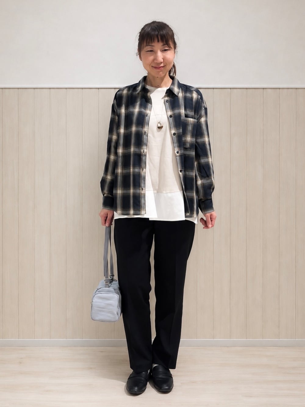グリーン系のシャツ/ブラウス、ベージュ系のTシャツ/カットソー、ブラック系のその他パンツを着用したレディースの秋コーディネートの1枚目の写真