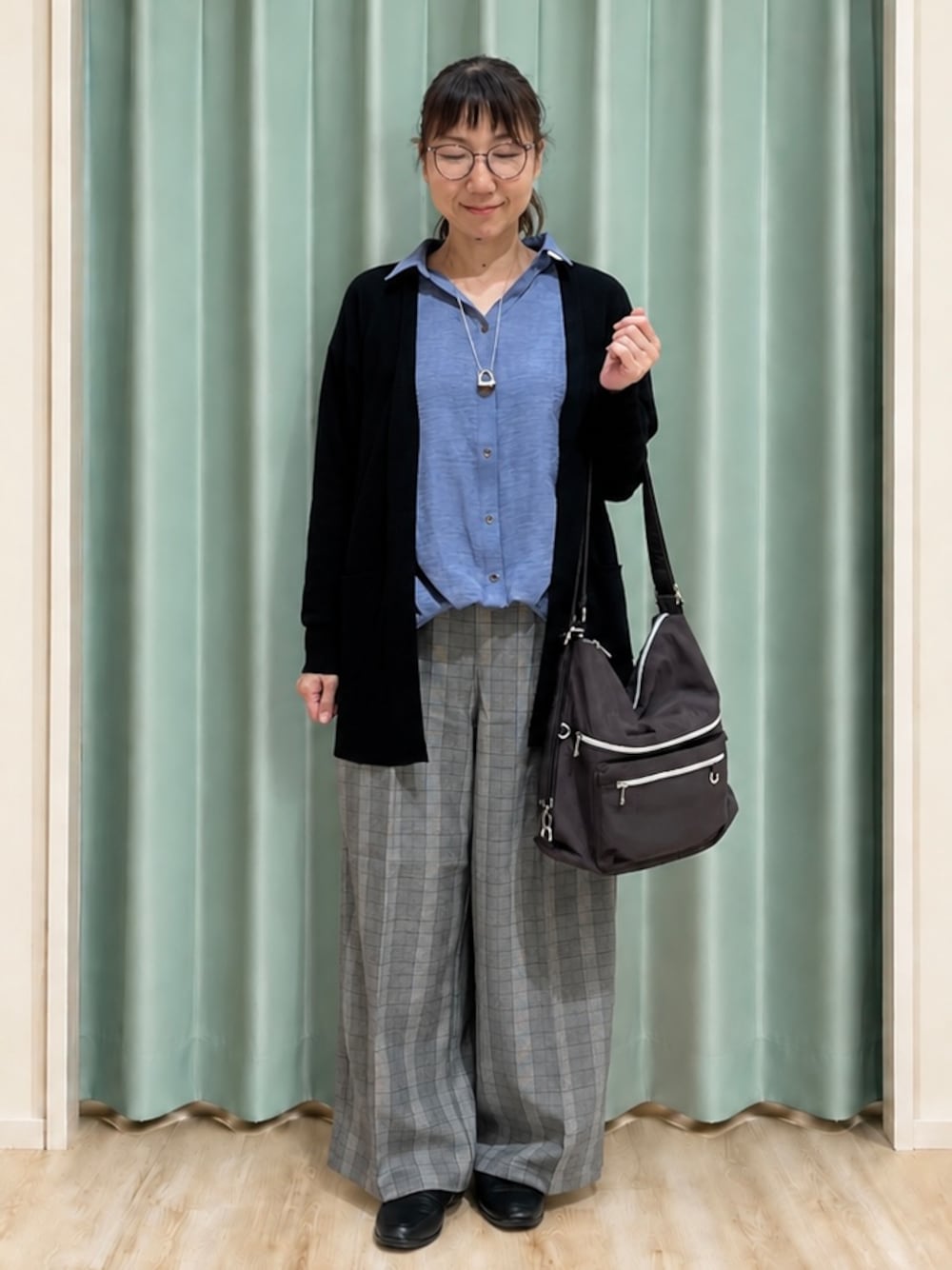ブルー系のシャツ/ブラウス、グレー系のその他パンツ、ブラック系のパンプスを着用したレディースの秋コーディネートの1枚目の写真
