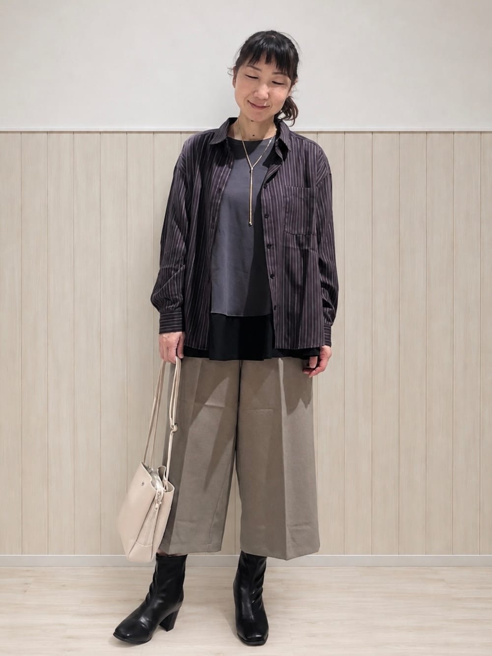 ブラウン系のシャツ/ブラウス、グレー系のTシャツ/カットソー、ベージュ系のその他パンツを着用したレディースの秋コーディネートの1枚目の写真