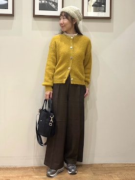 「SHOO・LA・RUE（シューラルー）の【S-LL】ゆるもこ シャギーニットカーディガン（カーディガン/ボレロ、イエロー系）」を使った、まつみさん（レディース・162cm）の秋コーディネート