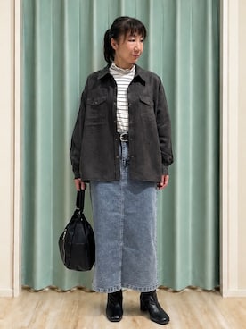 「SHOO・LA・RUE（シューラルー）の【S-LL/洗濯機可】なめらかさが心地いい。スエード調ポケットシャツ（シャツ/ブラウス、グレー系）」を使った、まつみさん（レディース・162cm）の秋コーディネート