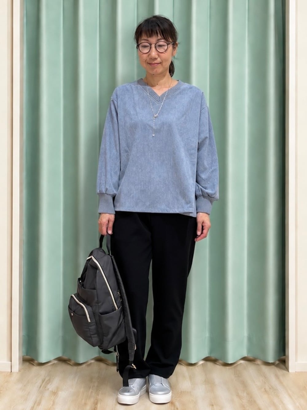 ブルー系のTシャツ/カットソー、ブラック系のその他パンツ、シルバー系のスニーカーを着用したレディースの秋コーディネートの1枚目の写真