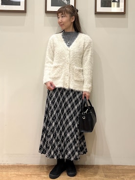 「SHOO・LA・RUE（シューラルー）の【洗濯機可】ふわふわフェザーⅤネックカーディガン（カーディガン/ボレロ、ホワイト系）」を使った、まつみさん（レディース・162cm）の秋コーディネート