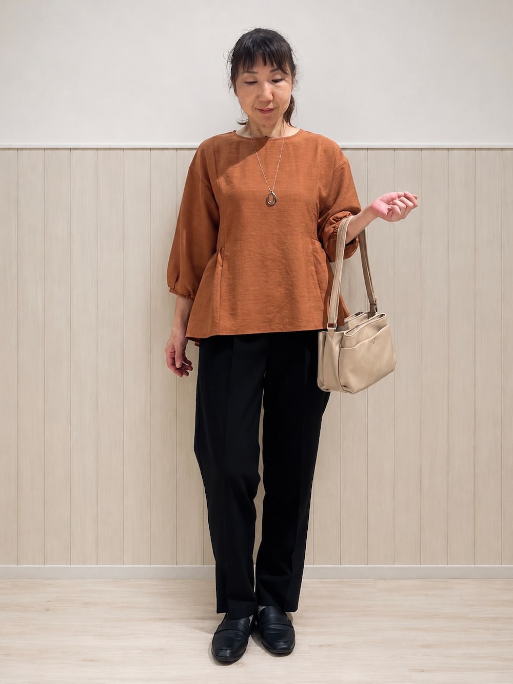 レッド系のシャツ/ブラウス、ブラック系のその他パンツ、ブラック系のパンプスを着用したレディースの秋コーディネートの1枚目の写真