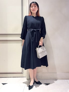 「couture brooch（クチュールブローチ）の【ハレの日・通勤】レース袖タックフレアワンピース（ワンピース、ブルー系）」を使った、あみぴーさん（レディース・170cm）の冬コーディネート