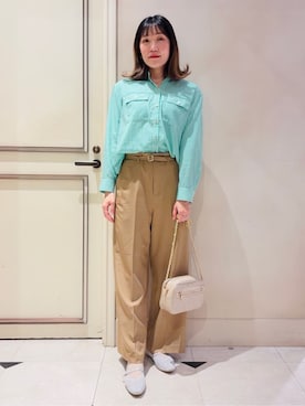 「grove（グローブ）の【貴島明日香さん着用】お仕事も普段も。今どきワークシャツブラウス（シャツ/ブラウス、グリーン系）」を使った、あみぴーさん（レディース・170cm）の春コーディネート