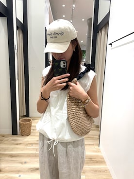 「URBAN RESEARCH DOORS（アーバンリサーチドアーズ）のGYMPHLEX　LOGO CAP（キャップ、ホワイト系）」を使った、MIKUさん（レディース・168cm）の春コーディネート