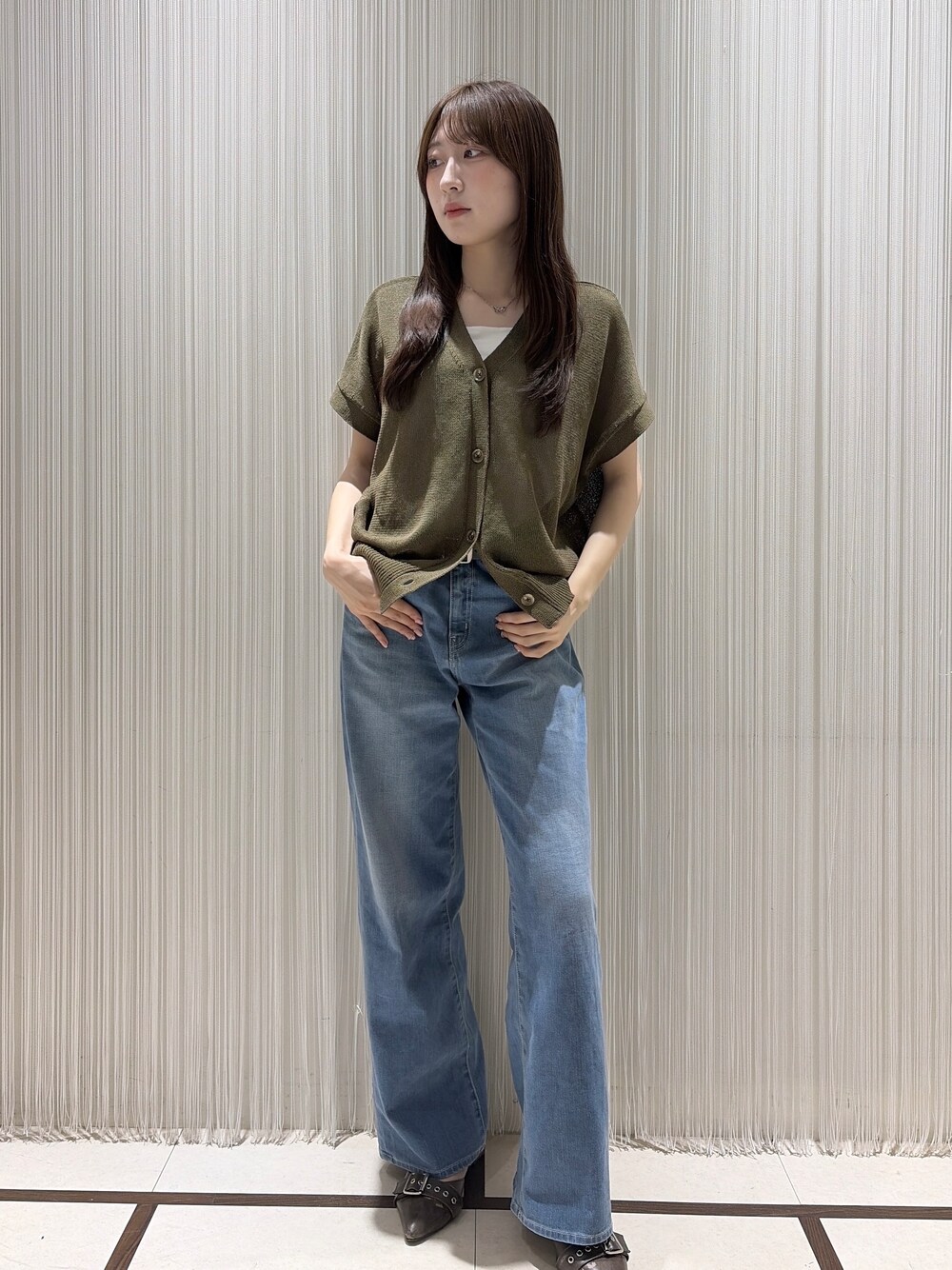 グリーン系のカーディガン/ボレロ、ブルー系のデニムパンツ、ホワイト系のタンクトップを着用したレディースの夏コーディネートの1枚目の写真