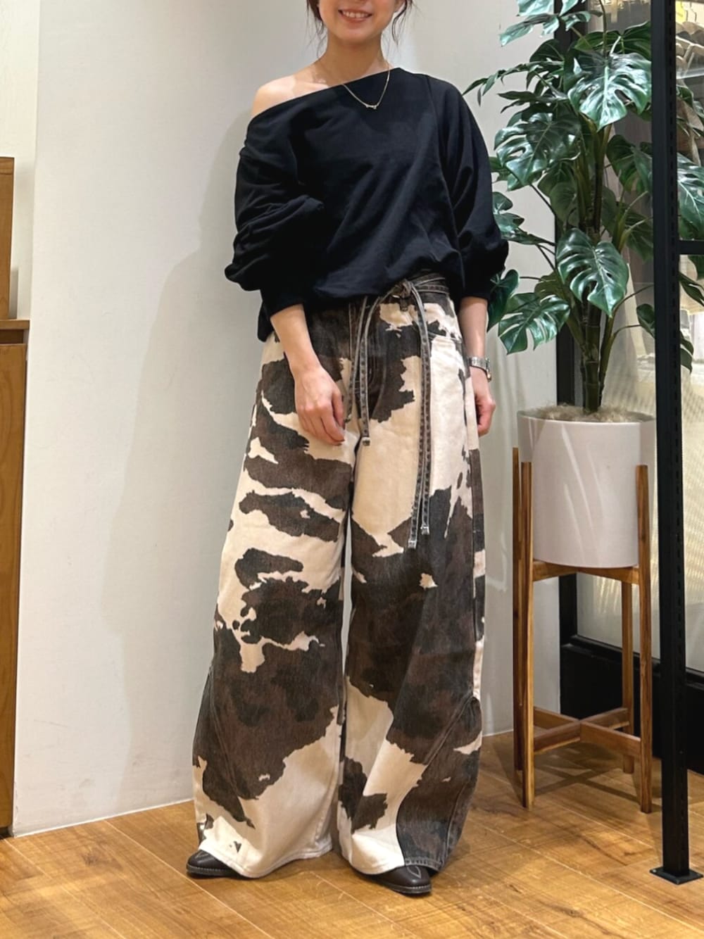 ブラウン系のその他シューズ、ブラック系のスウェット、その他のデニムパンツを着用したレディースの秋コーディネートの1枚目の写真