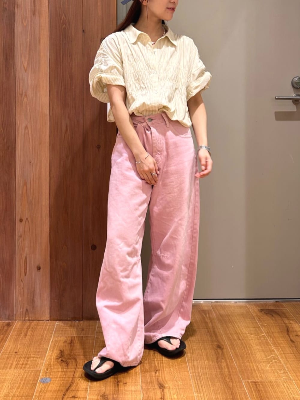 イエロー系のシャツ/ブラウス、ピンク系のデニムパンツを着用したレディースの夏コーディネートの1枚目の写真