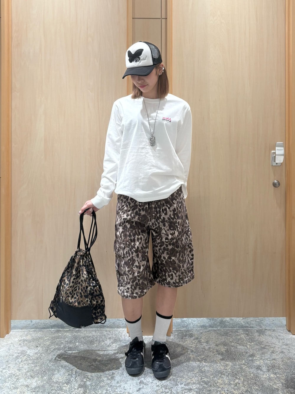 ホワイト系のTシャツ/カットソー、ベージュ系のカーゴパンツ、ベージュ系のバックパック/リュックを着用したレディースの夏コーディネートの1枚目の写真
