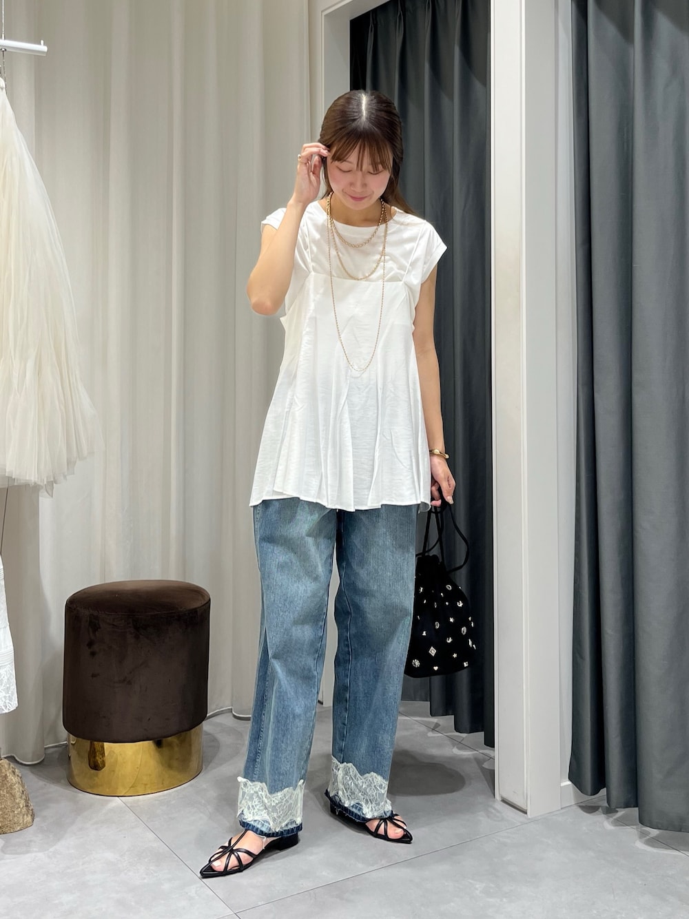 ブラック系のその他シューズ、ホワイト系のTシャツ/カットソー、ホワイト系のキャミソールを着用したレディースの夏コーディネートの1枚目の写真
